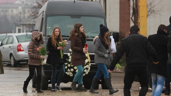 A murit din cauza unei RĂCELI BANALE. Durere fără margini la înmormântarea fetei de 13 ani 