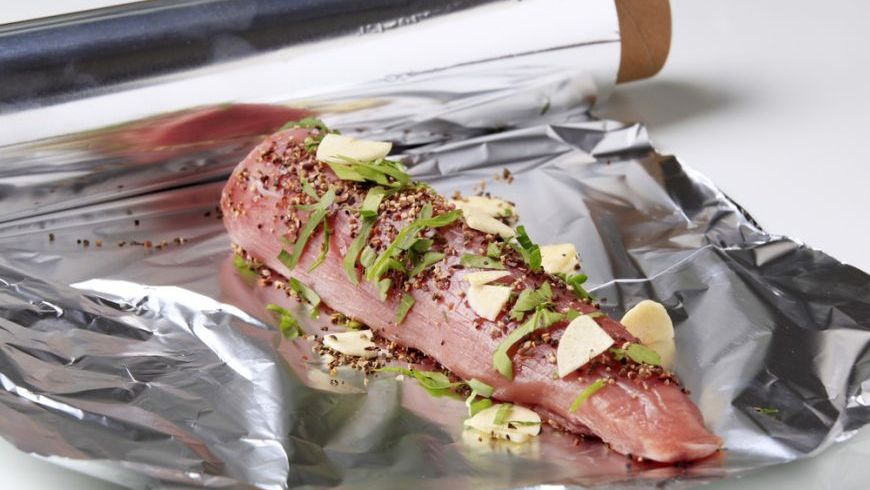 Cât de PERICULOS este să foloseşti FOLIA DE ALUMINIU la gătit 