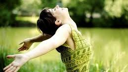 7 obiceiuri ale oamenilor enervant de fericiţi