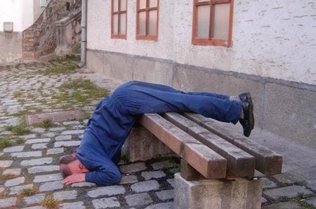 BANCUL ZILEI. Ce face un beţiv cu telefonul mobil