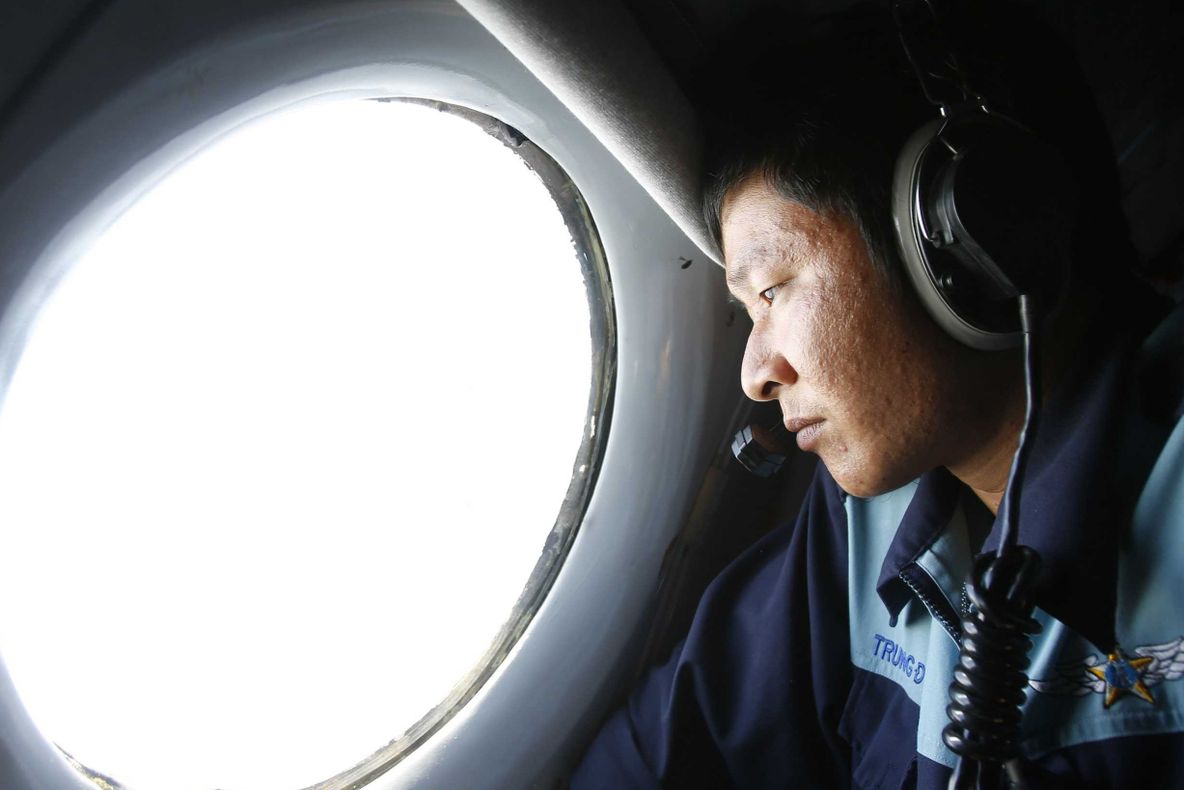 AVIONUL DISPĂRUT. Ce sunt obiectele plutitoare văzute de satelitul chinez