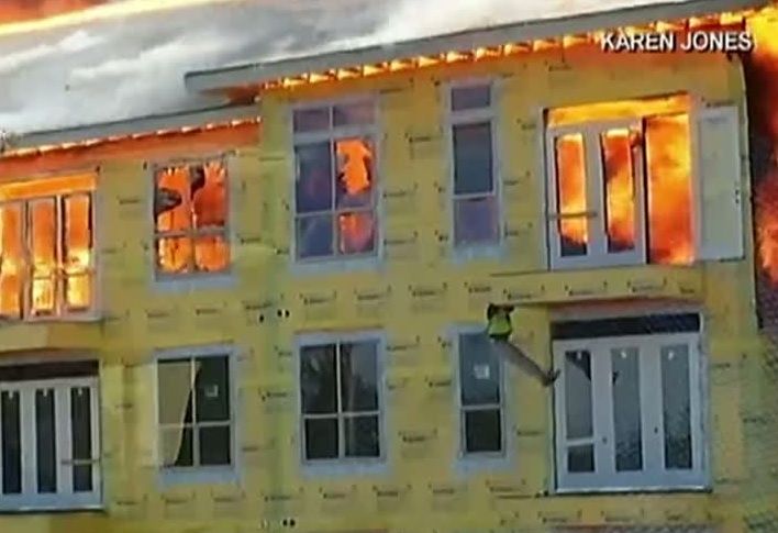 INCENDIU VIOLENT în Texas: un BLOC cu peste 360 de apartamente S-A TOPIT
