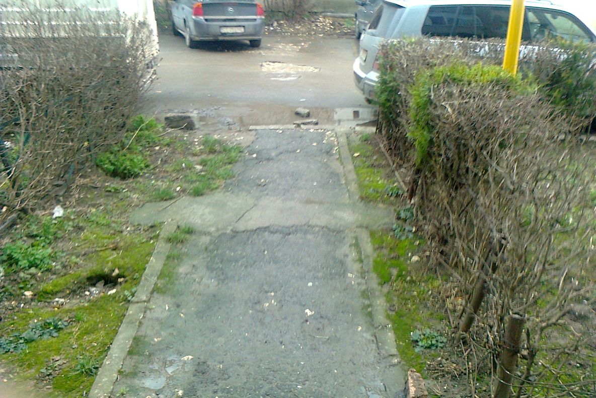 MARTOR OCULAR. Oamenii sunt îngroziţi. O stradă dintr-un oraş din România, capcană pentru locuitori 