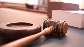 Primarul din Horezu şi o angajată a Primăriei, trimişi în judecată