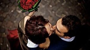 Vârsta la care te muţi împreună cu partenerul îţi arată cât de longevivă va fi relaţia