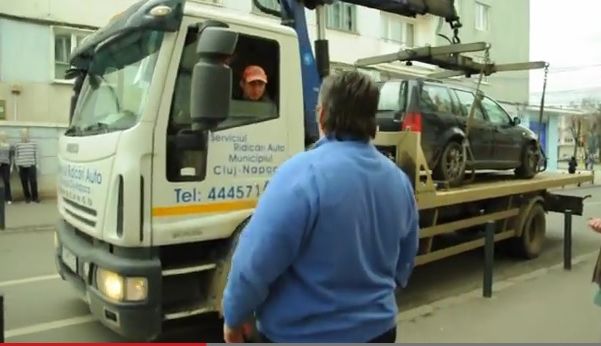 Au RIDICAT O MAŞINĂ şi au supărat un ÎNTREG CARTIER. Motivul pentru care S-AU REVOLTAT OAMENII