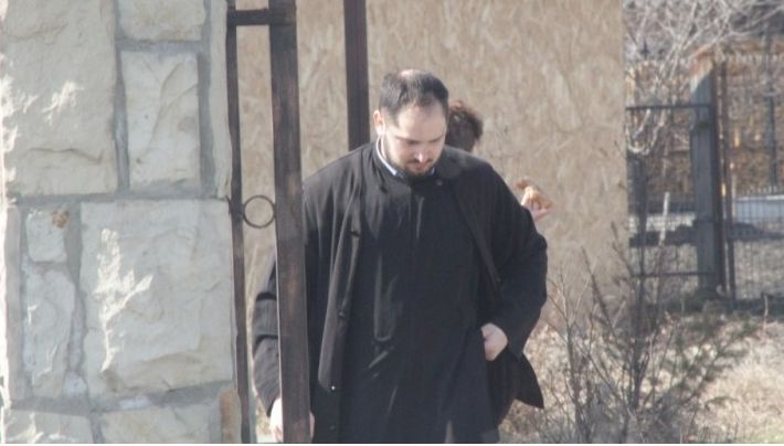 MITROPOLIA RĂSPOPIŢILOR. Preoţi acuzaţi de adulter sau recăsătorie: "FIERB ĂŞTIA DE LA BOR!"