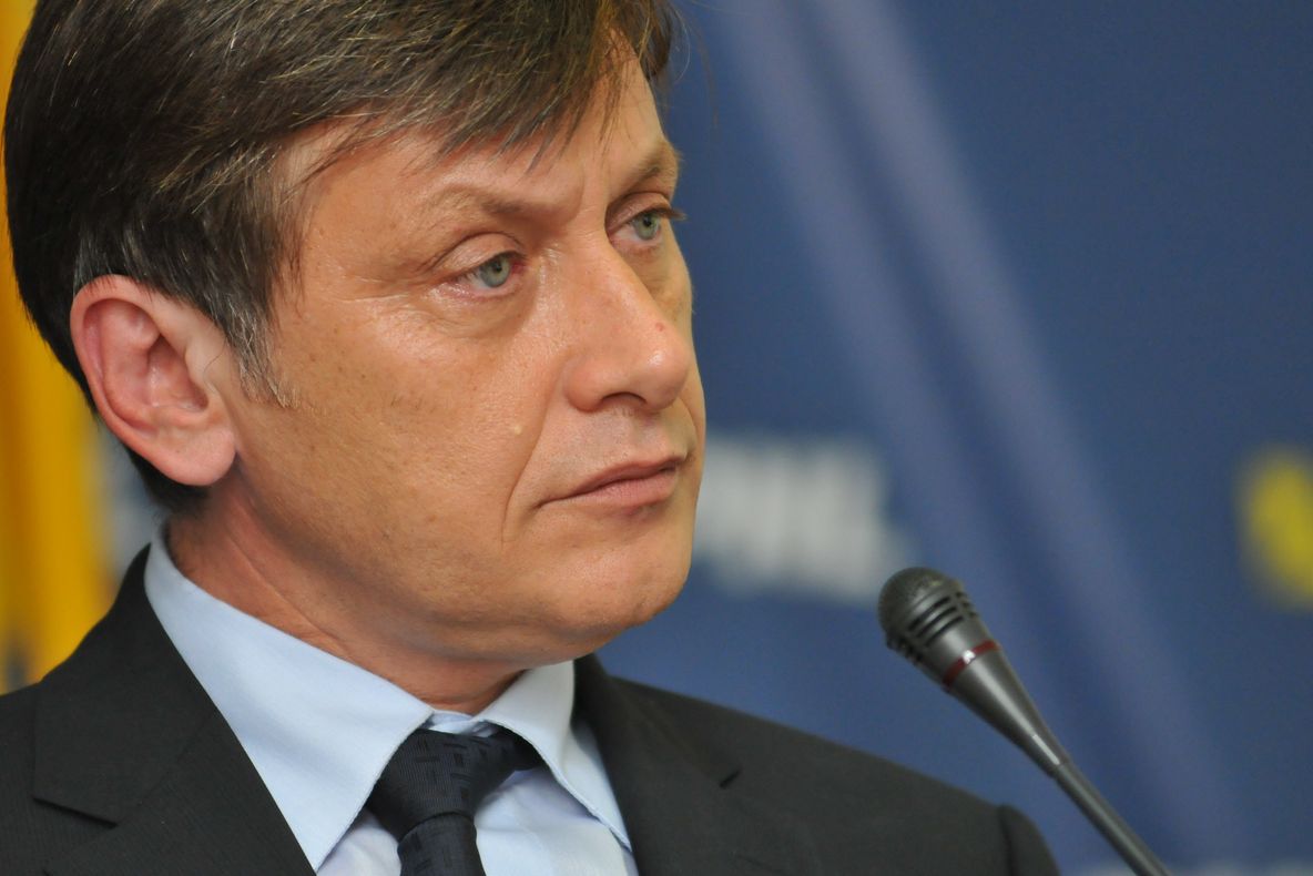 Crin Antonescu îl apără pe Victor Ponta de Traian Băsescu