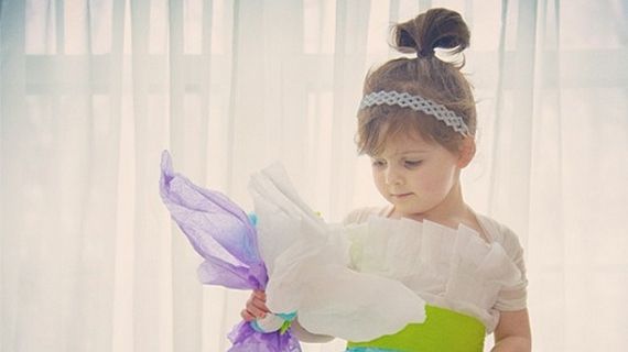 Designer la 4 ani: Face rochii din hârtie pe care le poartă cu mândrie