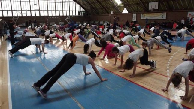 Elevă RĂNITĂ la ORA DE SPORT. Mama susţine că PROFESOARA I-A IMPUS SĂ FACĂ UN EXERCIŢIU