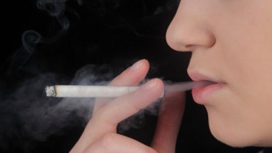 Orice FUMĂTOR TREBUIE SĂ ŞTIE acest lucru: Primele simptome ale cancerului oral se văd, nu se simt!