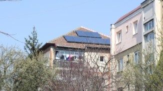 Ei nu vor mai avea PROBLEME CU FACTURILE! Blocul din România care foloseşte PANOURILE SOLARE 