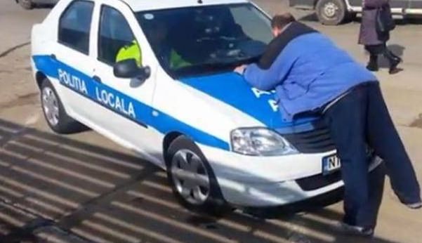POLIŢIŞTI FUGĂRIŢI DE UN ŞOFER, după ce l-au pus să semneze un PROCES-VERBAL BIZAR