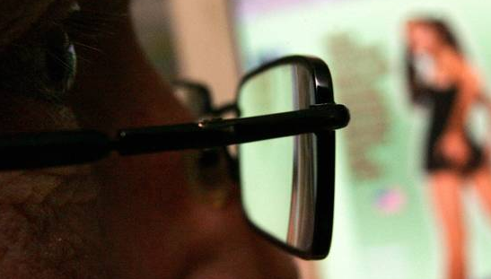 Profesor universitar, concediat după ce studenții l-au prins uitându-se la un film porno la curs