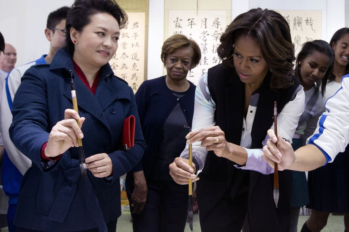 RĂZBOIUL PRIMELOR DOAMNE. "Ba, a noastră e cea mai tare!"