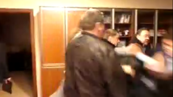 Directorul postului TV public din Ucraina, BRUTALIZAT de trei deputaţi