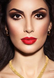 Machiaj pentru brunete: Cum să te machiezi de zi şi de seară