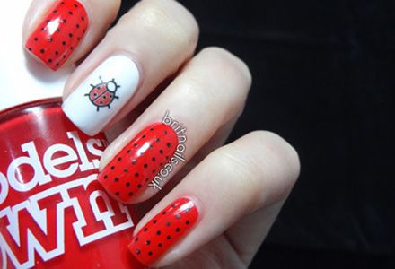 Tatuajele pentru unghii, o modalitate simplă de a obţine manichiura dorită