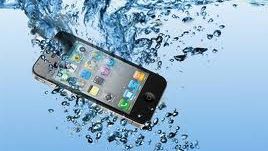 Ţi-ai SCĂPAT TELEFONUL ÎN APĂ? Cea mai bună metodă prin care îl poţi repara