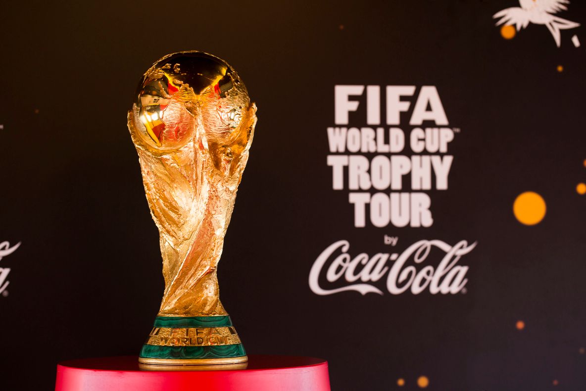 (P) Peste 7500 români au admirat Trofeul Cupei Mondiale™ FIFA, expus de Coca-Cola la București
