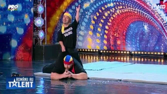 ROMÂNII AU TALENT. Moment aproape inexplicabil la ROMÂNII AU TALENT. Radu Valahu, lovit