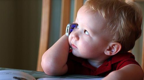 Ce se întâmplă cu COPIII care folosesc în exces TELEFOANELE MOBILE. Avertismentul specialiştilor