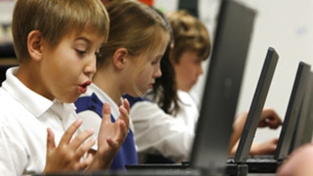 MEN acordă sprijin financiar elevilor şi studenţilor pentru a-şi cumpăra un calculator