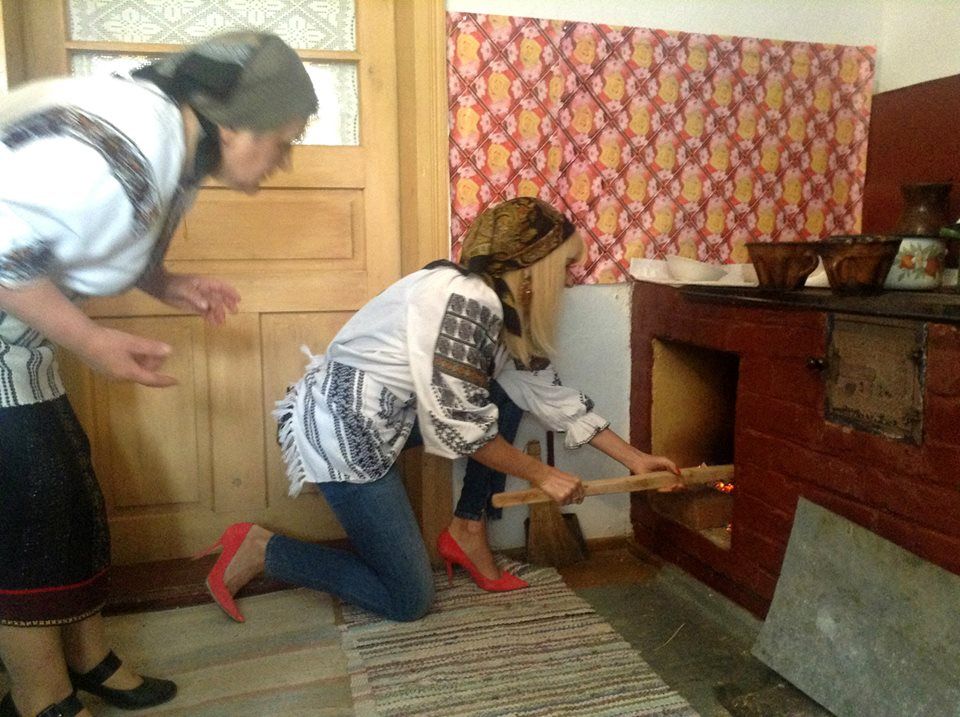 Elena Udrea, elegantă la prepararea bucatelor de PAȘTE