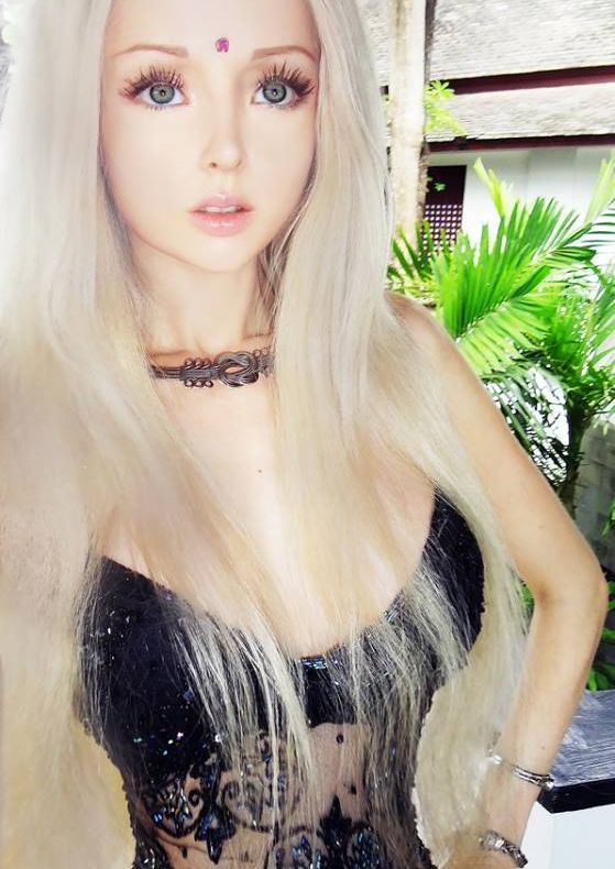 Cum arată Valeria Lukyanova când nu e FATA BARBIE: transpirată, fără lentile de contact şi machiaj