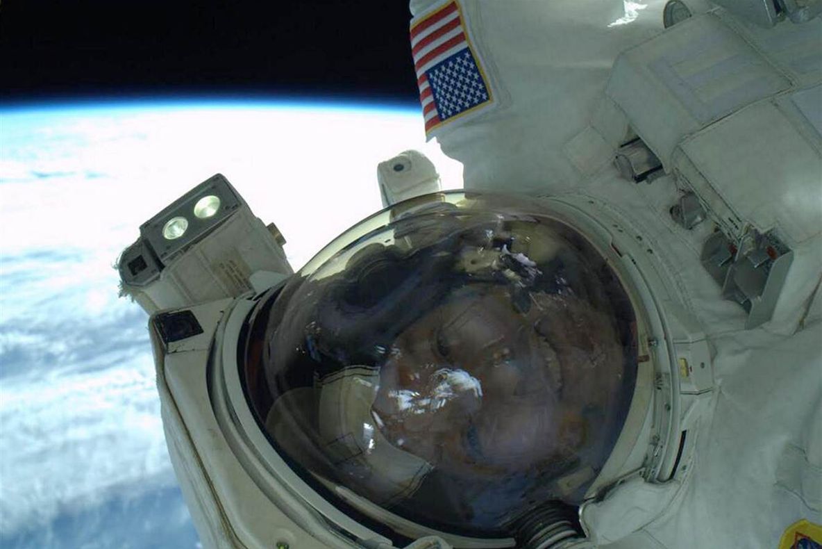Un astronaut de pe Staţia Spaţială Internaţională a publicat primul "selfie" realizat pe orbită