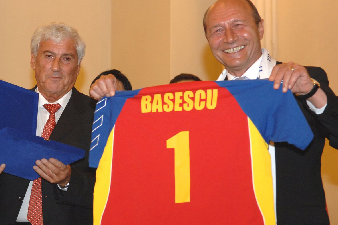 Traian Băsescu, fost jucător de handbal legitimat la Șoimii Bacău.Legendele handbalului la Cotroceni