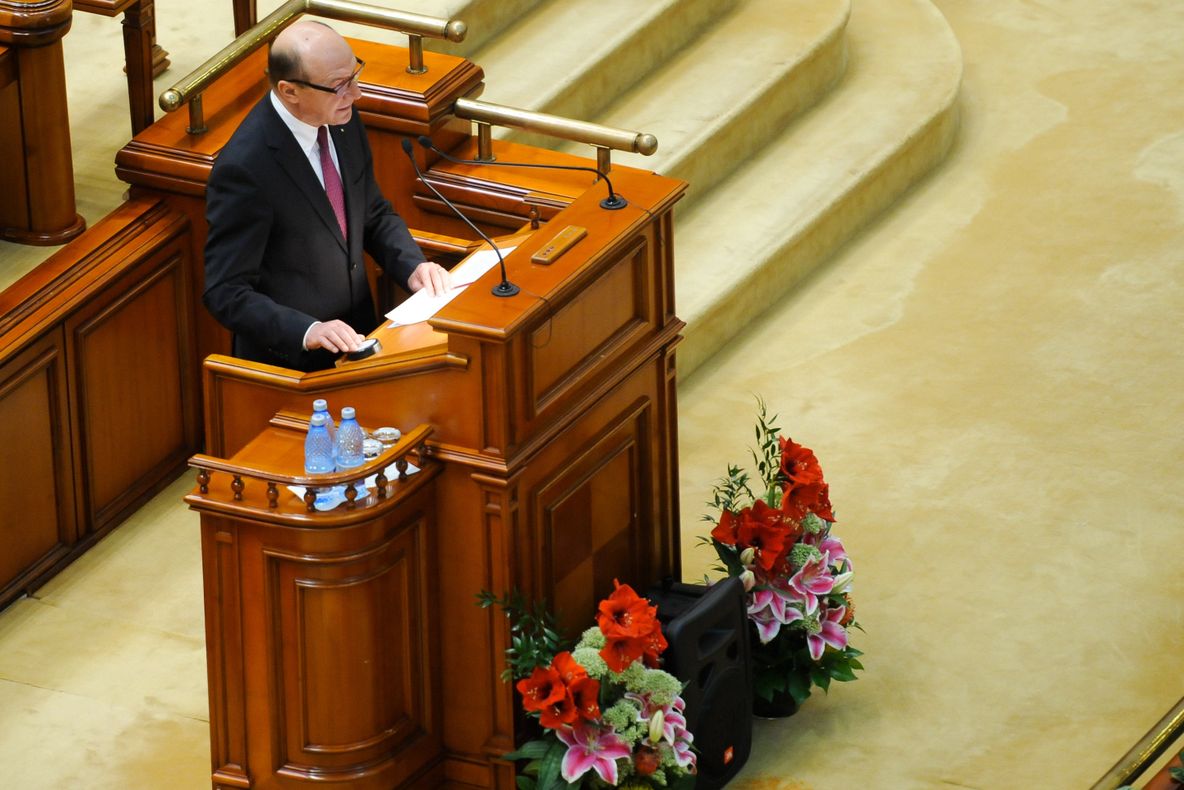 Ponta explică de ce nu a stat cu Băsescu la şedinţa NATO: Stătea în jilţ ca Ştefan cel Mare; ridicol