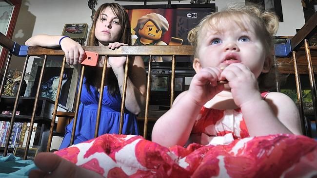 Un BEBELUŞ de un an şi-a alertat mama că în casă a intrat un HOŢ. Ce l-a dat de GOL