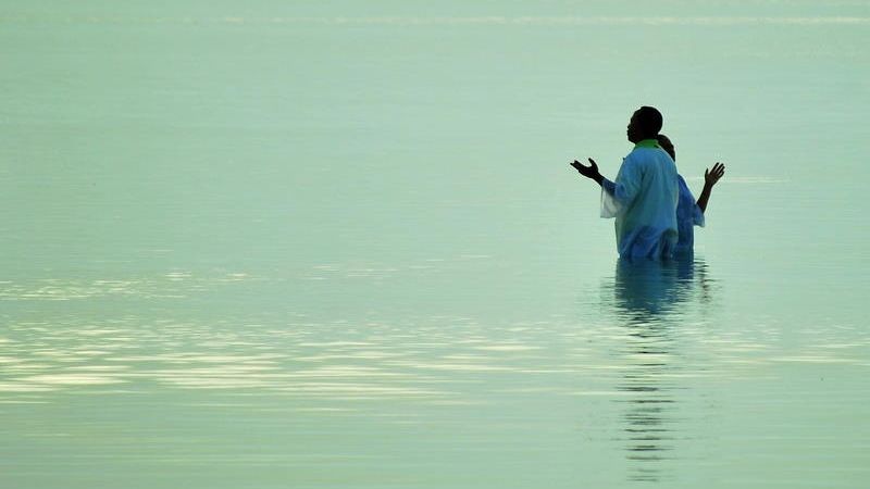 A fost botezat la 43 de ani pe malul mării. Ce s-a întâmplat imediat după a îngrozit pe toată lumea