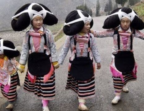 Bizara tradiţie a femeilor Long-horn Miao
