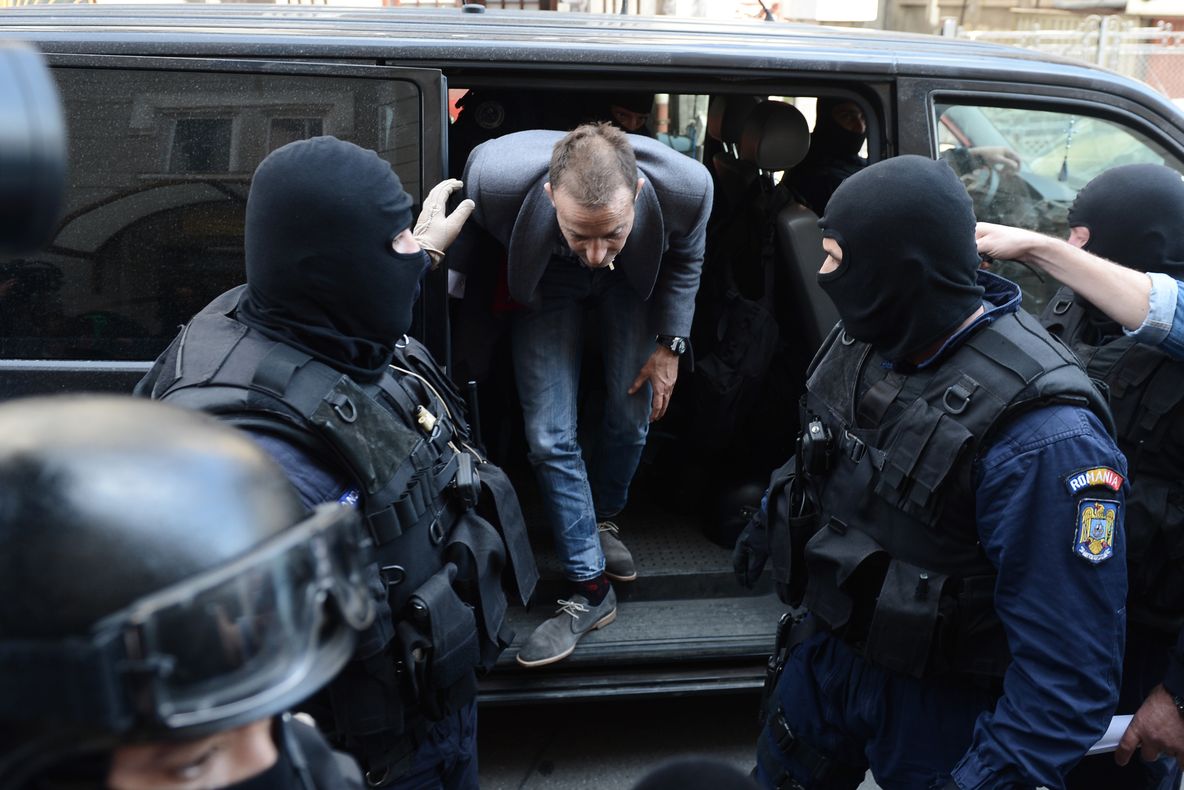 VIDEO EXCLUSIV. RADU MAZĂRE, suspectat de fapte de CORUPŢIE, luat cu mascaţii din Herăstrău