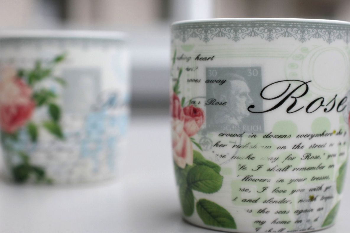 5.000 de ceşti fabricate în China, retrase de la vânzare. Imaginea lui Hitler, ASCUNSĂ printre flori