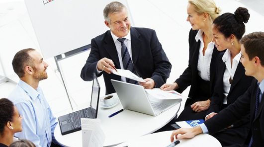 Cum influenţează lumina din birou productivitatea angajaţilor