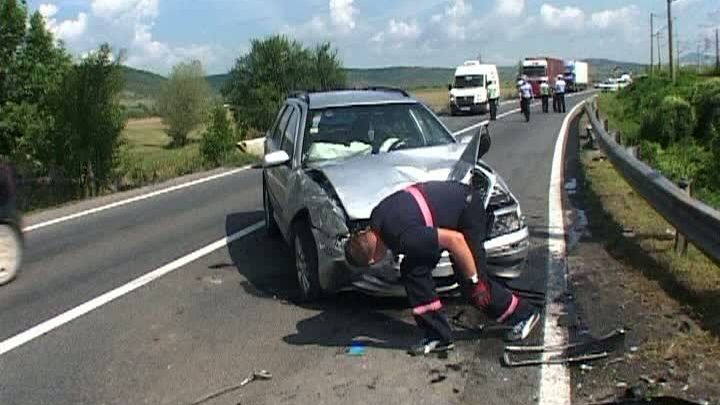 ACCIDENT CU UN MORT ŞI 4 RĂNIŢI. Un microbuz s-a ciocnit cu o autoutilitară