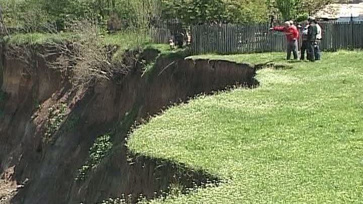 Zeci de oameni stau cu frica-n sân: Casele lor sunt la un pas de a fi înghiţite de apele Argeşului