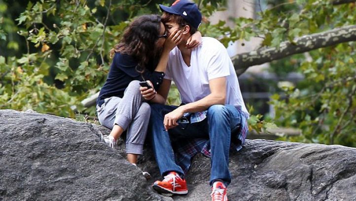 Mila Kunis şi Ashton Kutcher vor avea o fetiţă