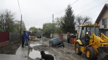 "DOREL" a făcut ISTORIE. Maşini de teren, înghiţite de canalizare 