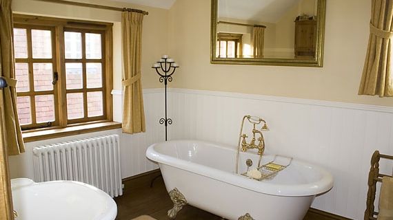 Părinții au intrat în baie și au ÎNCREMENIT când și-au văzut copilul 