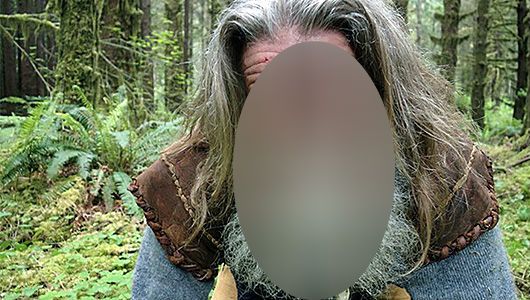 Și-a lăsat familia și doarme în copaci. Cum arată bărbatul care trăiește în pădure de 25 de ani