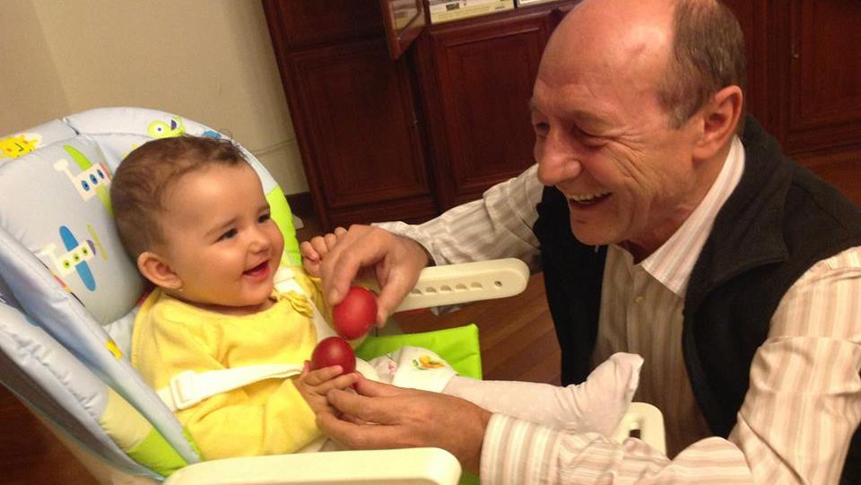 BĂSESCU ŞI NEPOŢICA, fotografii inedite pe Facebook