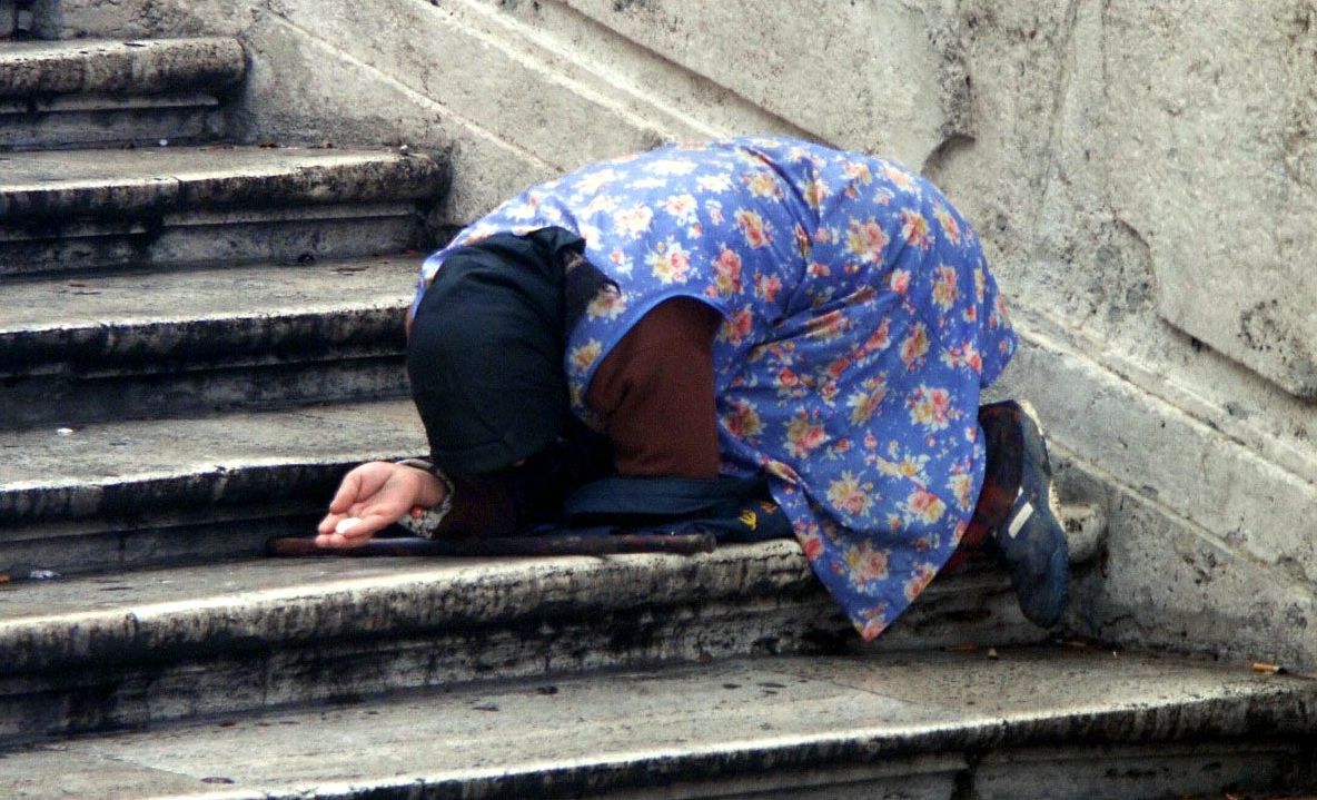 Cerşetoare româncă, ATACATĂ CU PIETRE de către tineri în Stockholm