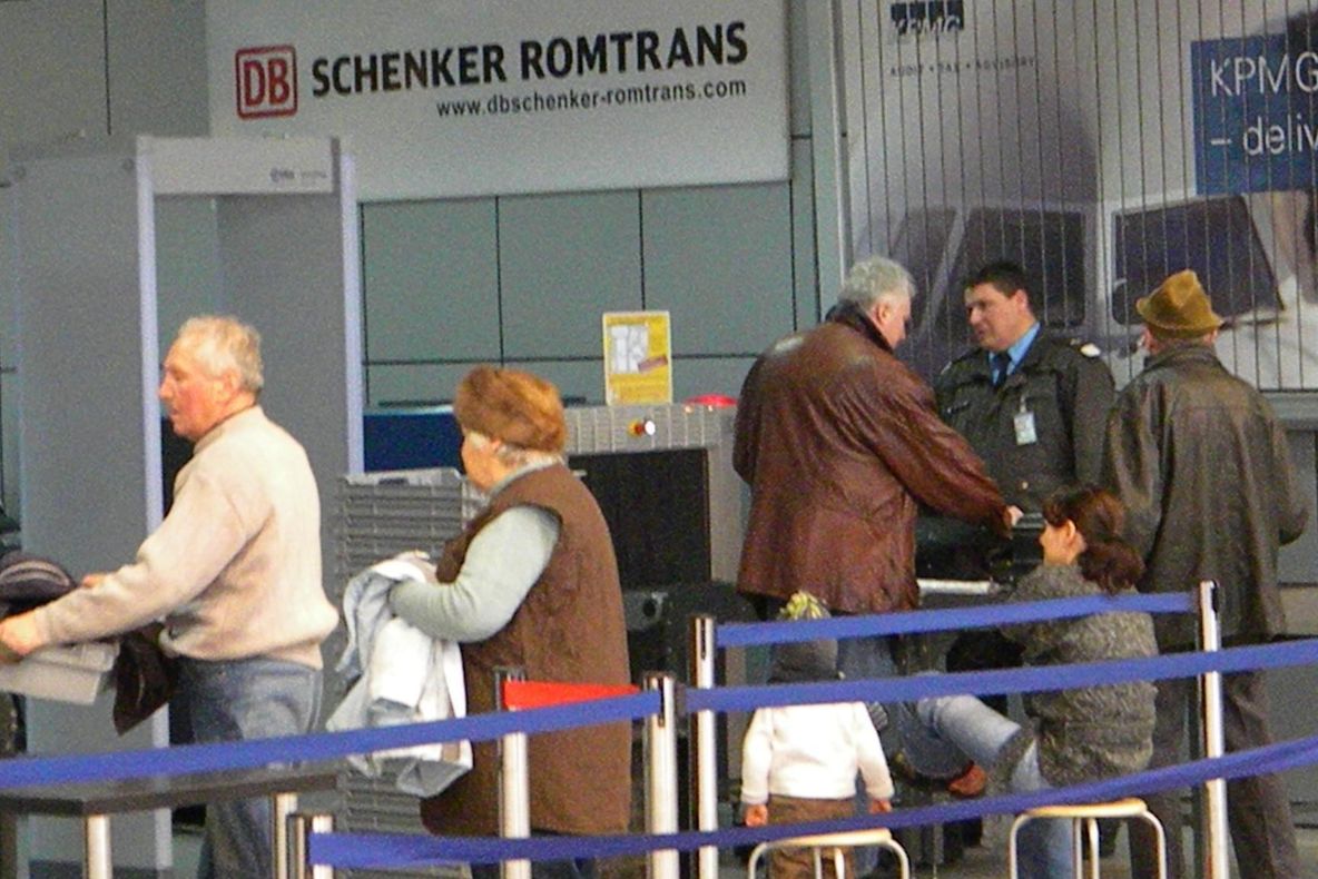 O mamă şi fiica ei de trei ani, PRIZONIERE în Aeroportul Cluj pentru că legea SE APLICĂ "MAI SERIOS"