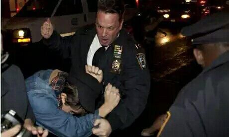 O campanie NYPD pe Twitter se întoarce împotriva sa. Brutalitatea poliţiştilor americani în imagini