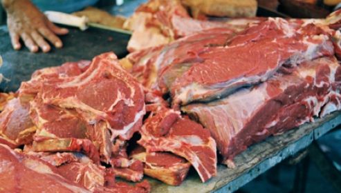 UE sesizează OMC pentru embargoul Rusiei privind produsele din carne de porc