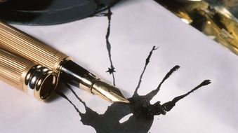 Guvernul anunţă Parchetul: Petiţia PMP contra accizei, cu DATE FALSE sau ale unor DECEDAŢI